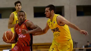 Pleno en casa: el Basket Navarra se hace fuerte y gana su tercer partido en Pamplona ante el Canoe