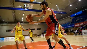 El Basket Navarra rompe su mala racha al ganar en la pista madrileña del CN Canoe