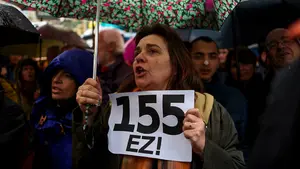 Cientos de personas hacen frente a la lluvia en la concentración de la plaza del Ayuntamiento