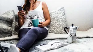 Investigan a una menor de 15 años por acosar a otra de 13: dejó su teléfono en internet ofreciendo sexo