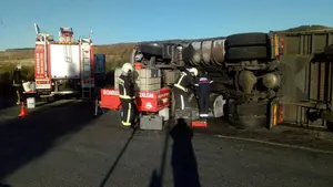 El vuelco de un camión en Beriáin provoca el vertido de 400 litros de gasoil y aceite en la calzada