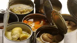 Desarticulan en Navarra una red de conserveras que reetiquetaba latas caducadas para revenderlas