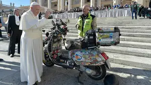 El Papa bendice la vespa que recorrerá 10.000 kilómetros para llevar la solidaridad de Pamplona a Dakar