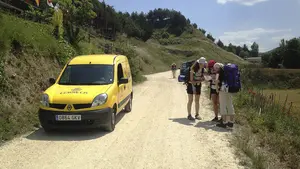 Peregrinar 'sin lastre': Correos Navarra aumenta un 30% su servicio de traslado de mochilas a Santiago