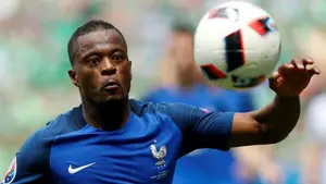 El Olympique rescinde el contrato de Evra, que propinó una patada a un aficionado de su equipo