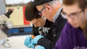 A la universidad, con el abuelo: alumnos de la ESO realizan experimentos sobre el medio ambiente en la UPNA