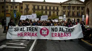 El rechazo al TAV re&uacute;ne a cientos de personas que reclaman en Pamplona un debate "social y participativo"