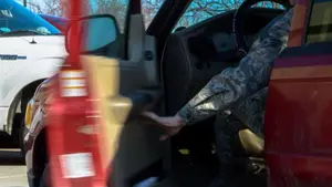 Arrebato de violencia machista al volante: tira a su pareja del interior de un coche en marcha