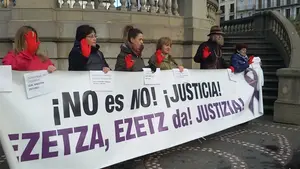Colectivos feministas, contra la Justicia por el juicio a la 'manada': "Se ha alterado la protecci&oacute;n de la v&iacute;ctima"