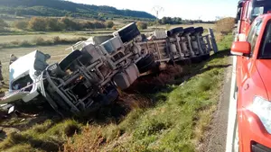 Aparatoso accidente en Carcastillo: un conductor herido al perder el control de su camión y volcar