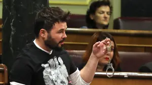 Rufián vuelve a desatar la polémica: saca unas esposas y dice que le gustaría ver a Rajoy con ellas puestas