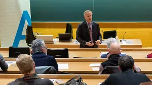 Caixabank celebra en Pamplona una sesión formativa para accionistas sobre mercados financieros