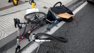 El fuerte impacto de una furgoneta contra un ciclista deja herido a un joven de 27 años en Pamplona