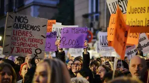 "¡Jueces machistas, fuera del juzgado!": la dura protesta contra el magistrado de 'La Manada'