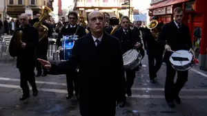La Pamplonesa pasea su música por el Casco Viejo en honor a Santa Cecilia
