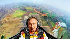 El 'jintete volador' navarro, Castor Fantoba, conquista el oro en el torneo nacional de vuelo acrobático