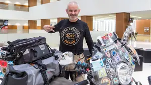 Arranca desde Pamplona la aventura Vespa Extreme para recaudar fondos para el Instituto de Salud Tropical