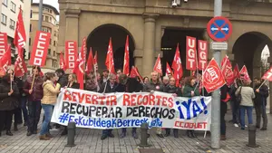 UGT y CCOO se concentran en Pamplona para exigir que se recuperen los derechos de los empleados públicos