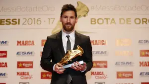 El argentino Leo Messi recibe su cuarta bota de oro como máximo goleador de las ligas europeas