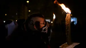 Jovenes encapuchadas y con antorchas toman la calles de Pamplona mientras anuncian una "purga" contra la violencia machista