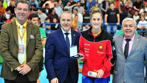 La navarra Nerea Pena recibe la medalla de plata al mérito deportivo de la RFEBM, ante Argentina