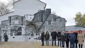 Un gran mural de la antigua puerta de la Rochapea da la bienvenida a los visitantes al centro de Pamplona