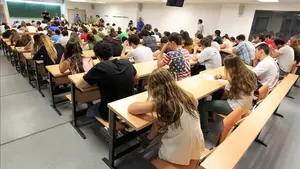 Nuevo entuerto en Educación: tachan a Solana de "irresponsable" por suspender el proceso de OPE de Secundaria