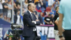 El Alavés destituye a su entrenador Gianni De Biassi tras la derrota ante el Eibar en Mendizorroza