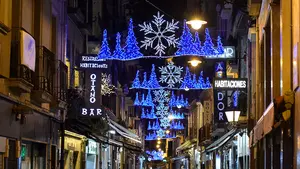 Los lugares más emblemáticos de Pamplona se tiñen de azul y blanco con la llegada de la Navidad