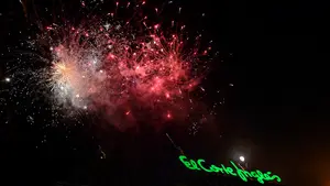 El tradicional encendido de las luces navideñas de El Corte Inglés 'ilumina' todo el centro de Pamplona