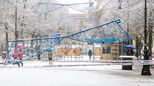 Acordonan por seguridad el Paseo de Sarasate tras la caída de uno de los adornos de Navidad al suelo