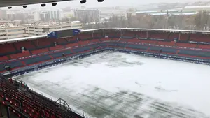 Los empleados de Osasuna retiran la nieve que cubre el estadio de El Sadar para jugar ante el Nastic