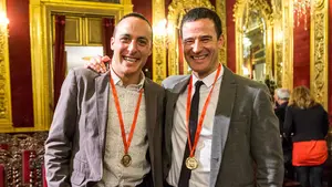 Los expelotaris navarros Irujo y Barriola reciben "agradecidos y orgullosos" la medalla de Navarra