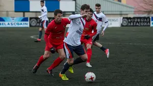 La Mutilvera se impone con apuros al Cortes y mantiene el liderato en la tercera división navarra
