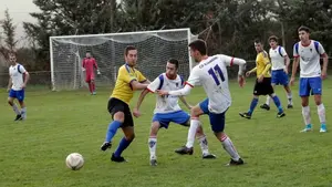 Nueva agresión en el fútbol regional: un jugador del Ilumberri golpea a la linier al acabar el partido