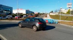 Monumental atasco para acceder a La Morea por unas obras de asfaltado coincidiendo con el puente foral