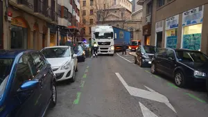 Un tr&aacute;iler choca contra un coche aparcado al realizar una maniobra indebida en el centro de Pamplona