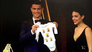 Cristiano y Georgina, felices con la sorpresa que recibieron durante la entrega del Bal&oacute;n de Oro en Par&iacute;s