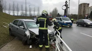 Se empotra con el coche contra las vallas de seguridad en Pamplona: las imágenes del espectacular accidente