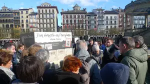Más de 200 personas 'recuperan' a Hemingway durante las visitas guiadas por Pamplona