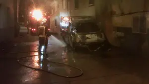 Se quema una camioneta en Lodosa mientras los bomberos de la localidad sofocaban el incendio en la fábrica de Allo