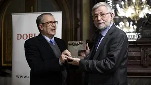 La entrega del premio 'Cadenas de Navarra' al periodista navarro Florencio Domínguez, en imágenes