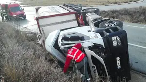 Salvado de milagro: el conductor de un camión logra salir ileso de un aparatoso vuelco en Murarte de Reta