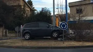 Impactante choque en una rotonda de Tudela: arranca de cuajo un árbol y queda atrapado en una glorieta