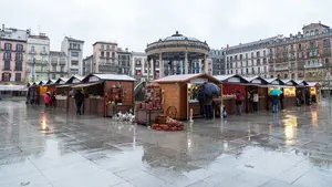 La Plaza del Castillo se viste de Navidad: abren la feria de productos artesanos
