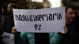 La Academia de la Lengua Vasca reclama en el Parlamento una ley foral que asuma el euskera como "lengua propia"