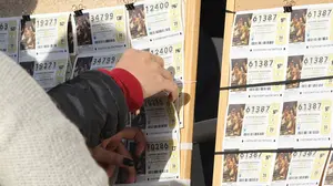 Una pamplonesa se encuentra 6 décimos de lotería premiados y los devuelve a su propietario