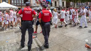 Juzgan a 10 personas que patearon en una pelea multitudinaria a tres policías forales en San Fermín