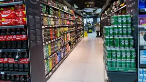 Amenaza a un policía fuera de servicio con un destornillador para robar bebida en un supermercado de Pamplona