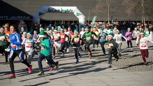 Más de 350 niños inician las fiestas navideñas con una carrera solidaria en Pamplona